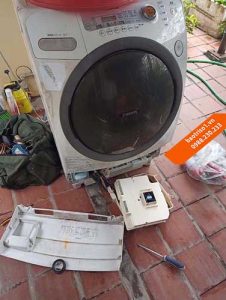 Tiến hành sửa máy giặt Toshiba tại nhà lỗi không xả nước kỹ thuật Bảo Trì Số 1