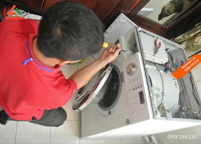 Thợ tiến hành phân tích lỗi máy giặt không quay tại nhà khách hàng khu vực Đông Đa