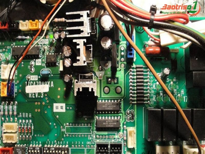 Lỗi E4 điều hòa Funiki do bo mạch điện tử bị lỗi.